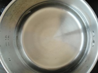 4、蒜泥万年青,开火起锅倒入凉水煮沸