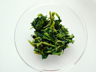 6、蒜泥万年青,攥干水分备用