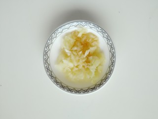 7、蒜泥万年青,蒜瓣捣成蒜泥放一点点香油搅拌均匀。