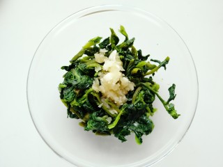 8、蒜泥万年青,把蒜泥倒入沥干水份的万年青里。