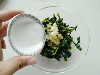 9、蒜泥万年青,根据自己口味加入适量食盐。