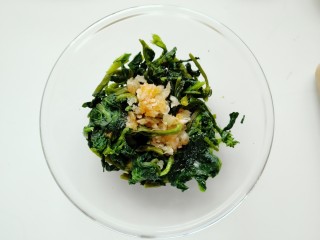 11、蒜泥万年青,用筷子搅拌均匀。