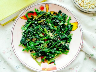 13、蒜泥万年青,撒上芝麻即可。