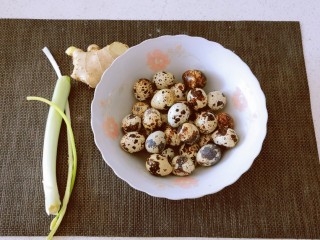 1、红烧鹌鹑蛋,食材准备好