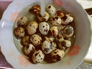 2、红烧鹌鹑蛋,鹌鹑蛋冲洗干净