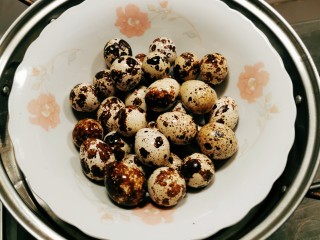 3、红烧鹌鹑蛋,蒸锅水烧开 上锅蒸6分钟 