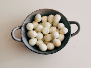 4、红烧鹌鹑蛋,蒸熟后剥皮备用