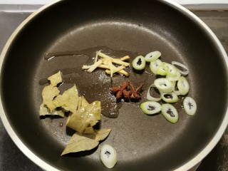 6、红烧鹌鹑蛋,起油锅 油热后放入八角 姜丝 香叶 葱片翻炒出香味