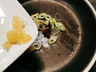 7、红烧鹌鹑蛋,放入冰糖