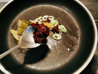 8、红烧鹌鹑蛋,放入郫县豆瓣酱翻炒出红油