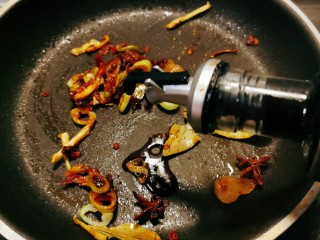 9、红烧鹌鹑蛋,倒入生抽