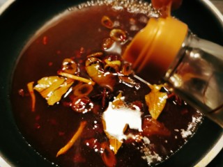 10、红烧鹌鹑蛋,添加一碗清水 放入老抽增加亮色