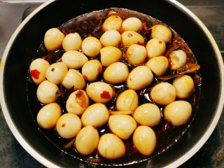 11、红烧鹌鹑蛋,放入鹌鹑蛋 