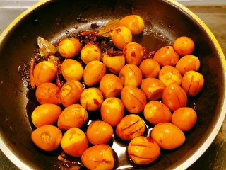 12、红烧鹌鹑蛋,煮至红烧汁香浓 变少 鹌鹑蛋色泽红亮入味 即可关火