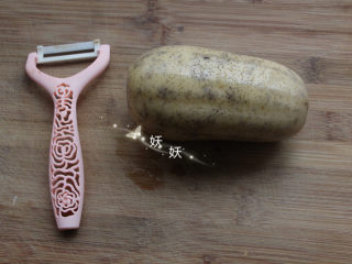 1、酸辣藕片,新鲜莲藕一截，洗干净。