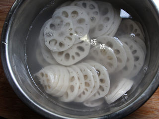 4、酸辣藕片,用清水冲洗干净。