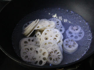 5、酸辣藕片,入锅焯烫至九分熟。