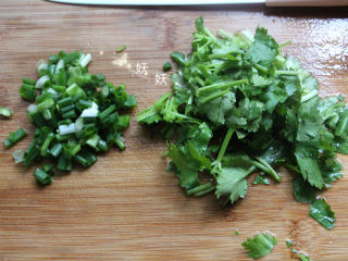 6、酸辣藕片,小葱香菜切碎。