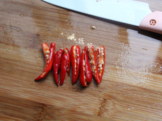 7、酸辣藕片,小米辣先对半剖开。