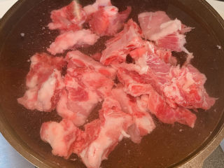 1、虫草花排骨汤,排骨洗干净，冷水下锅焯出血水