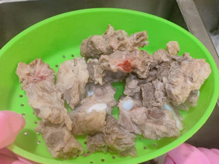 2、虫草花排骨汤,把排骨捞起来沥干