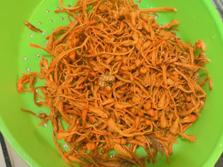 3、虫草花排骨汤,金银花洗干净沥干水