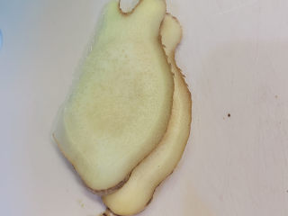 4、虫草花排骨汤,姜去皮切片