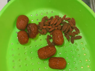 6、虫草花排骨汤,枸杞、红枣洗干净沥干备用