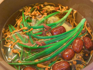 7、虫草花排骨汤,冷水将葱，红枣，姜片，虫草花下锅