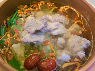 8、虫草花排骨汤,再放入排骨