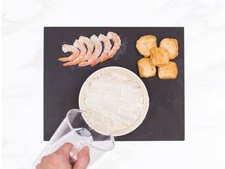 1、东南亚风叻沙米粉,越南米粉 加水然后泡20分钟。鱼豆乳 和虾仁 化冻。