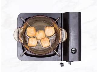 3、东南亚风叻沙米粉,煮锅洗净，再加入500毫升水，煮开后加入鱼豆乳 。