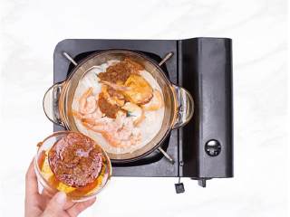 4、东南亚风叻沙米粉,再次煮开后，加入虾仁，和泡好的米粉，煮一分钟。加入咖喱炒酱 和椰浆 ，加入胡椒盐 调味，再次煮开，加入广东菜心 ，煮1分钟。