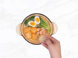 5、东南亚风叻沙米粉,装盘，将白煮蛋对半切放上。