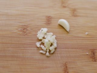3、白灼菜心,大蒜切末。