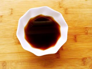 4、白灼菜心,两大勺生抽，一勺耗油和半碗清水调成一碗汁儿。