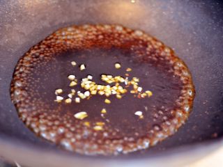 11、白灼菜心,放入蒜末，再次烧开。