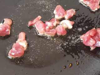 9、干锅土豆片,放入肉  翻炒