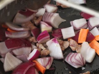 10、干锅土豆片,加入圆葱  胡萝卜片