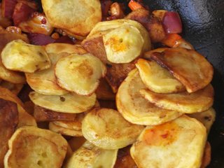 14、干锅土豆片,加入土豆  炒