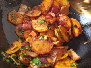 16、干锅土豆片,加入香菜