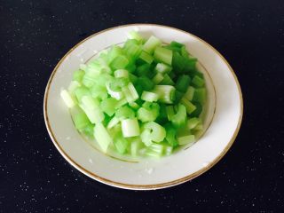 6、爽口开胃小凉菜 花椒油炝芹菜,焯好水的芹菜丁备用