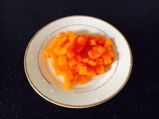 10、爽口开胃小凉菜 花椒油炝芹菜,焯好水的胡萝卜丁备用