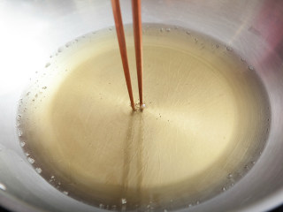 1、绝味酱鸭,鸭腿洗干净沥干水分。炒锅烧热加入油，手在锅的上方感觉到热，烧至150℃（锅中放入一只筷子旁边冒小泡泡即可）