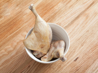 3、绝味酱鸭,捞出沥干油