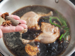 4、绝味酱鸭,炒锅倒去油，加可以浸没鸭腿的水量，加葱姜、老抽、盐、砂糖、海鲜酱、味精、八角、桂皮、香叶调整口味后放入炸好的鸭腿。火力调至中小火，水开后炖煮40分钟