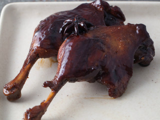 5、绝味酱鸭,火力转至大火收汁，但不要收的太干。捞出待凉后改刀装盘，淋上卤汁即可