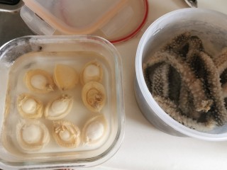 1、冬菇炖鲍参【滋补气血,润肺养颜】,小干鲍鱼提前一天泡24小时,洗干净。而海参就要按步骤提前几天浸泡(小帖士)。