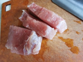 3、冬菇炖鲍参【滋补气血,润肺养颜】,猪瘦肉切小块。