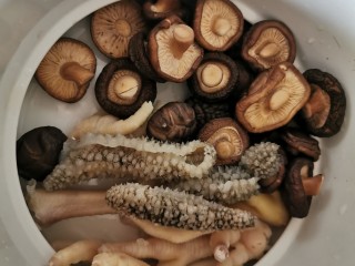 4、冬菇炖鲍参【滋补气血,润肺养颜】,干冬菇温水泡30分钟,换水洗干净即可;鸡腿焯水。